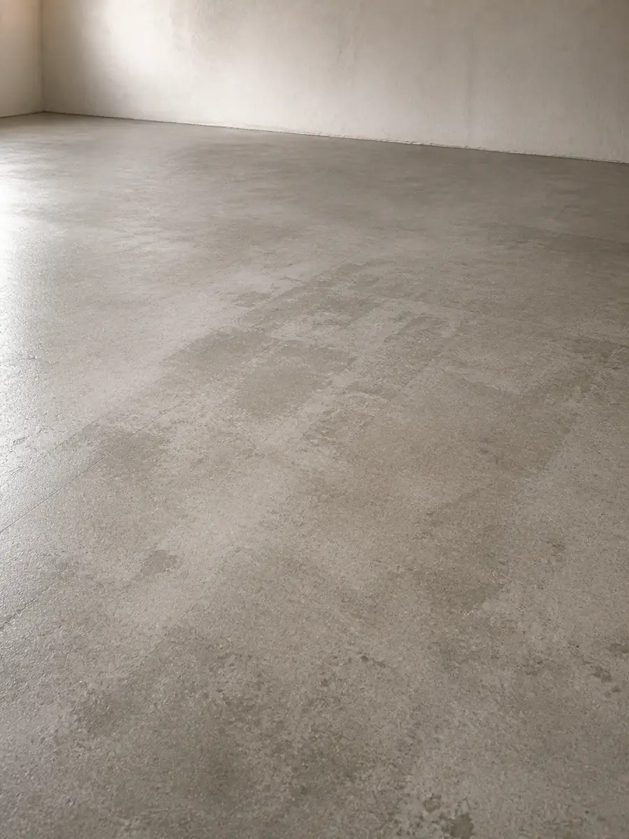 Epoksi öncesinde mekanik hazırlığı yapılmış mat beton zemin